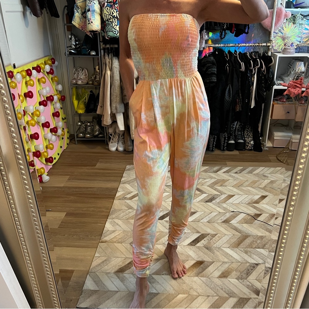 Sleeveless stretch jumpsuit. Medium. Pastel colored